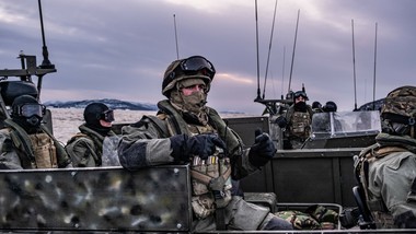 rosjanie knują coś na północnym biegunie. wielka brytania wysyła siły specjalne