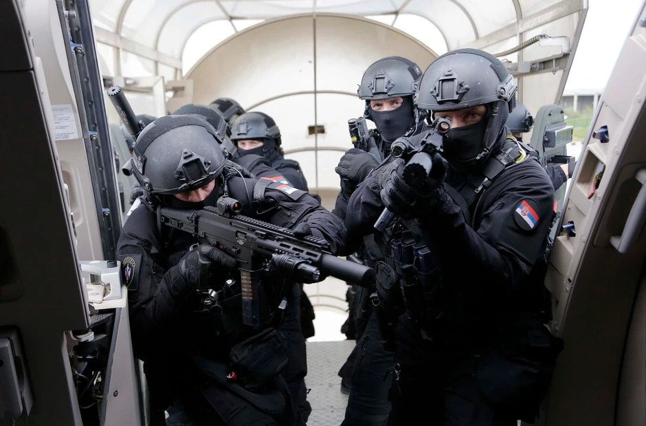 Specijalci na ulazu u avion 