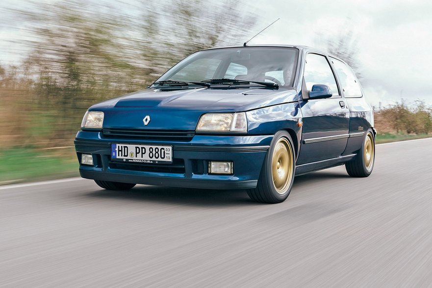 Renault Clio Williams pachnie młodzieńczą zarozumiałością. Już nawet jego nazewnictwo sprawia, że jest się podekscytowanym. Jednak dopiero podczas jazdy doceniamy jego wartość.