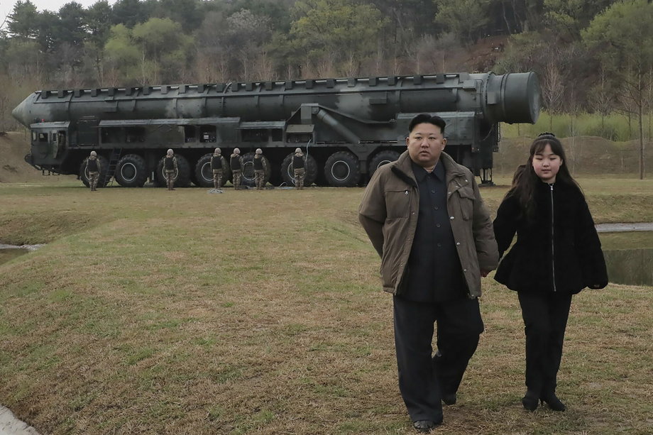 Kim z córką w czasie testu rakiety. 13 kwietnia 2023 r.