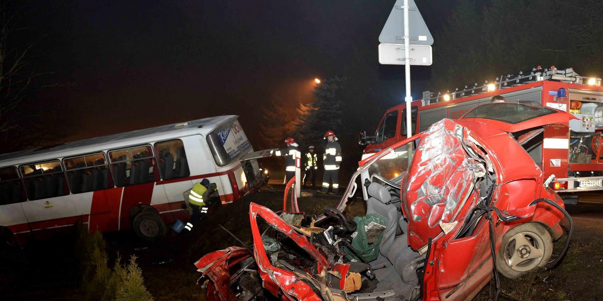 JAWORNIK NIEBYLECKI WYPADEK ZDERZENIE SAMOCHODU Z AUTOBUSEM