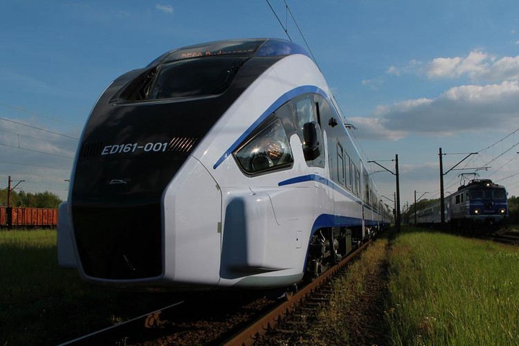 Zakup pociągów Dart to element rekordowego programu wymiany taboru przez PKP Intercity, który jest wart prawie 5,6 mld zł. W tych zakupach mieszczą się m.in. składy elektryczne Pendolino, Dart i Flirt oraz wagony pasażerskie i lokomotywy Gama. W tym roku przewoźnik PKP Intercity po raz pierwszy po latach spadków zaczął odzyskiwać pasażerów. Prezes Jacek Leonkiewicz dostał od PKP zadanie wyjścia z wynikiem finansowym ponad kreskę, co będzie możliwe najwcześniej w 2015 r., oraz wprowadzenia spółki na giełdę na przełomie 2017 i 2018 r.