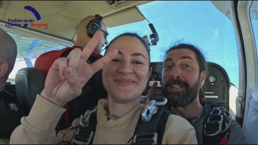 Verio devojku u vazduhu