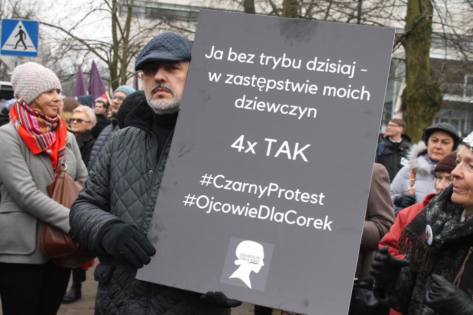 Transparenty na "czarnym proteście" w Warszawie