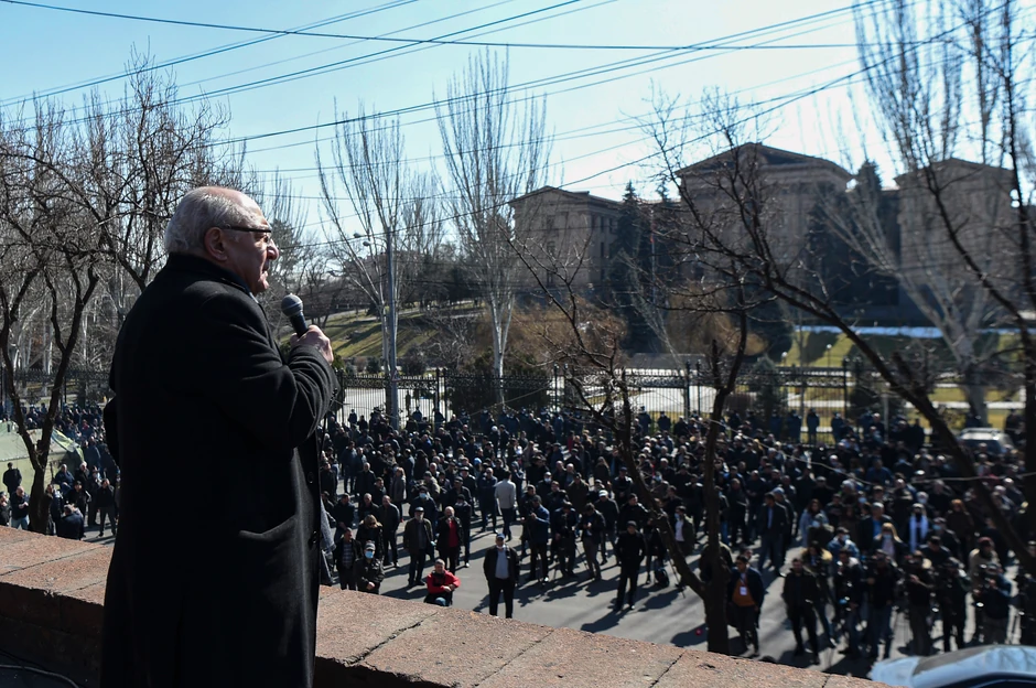Vazgen Manukjan govori na protestu u Jerevanu u petak