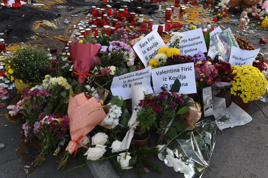 Građani i dalje pale sveće 