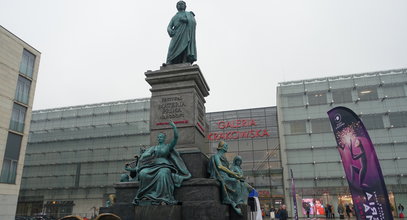 Kopia pomnika Mickiewicza wędruje po Krakowie