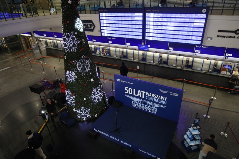 Warszawa, 05.12.2025. Dworzec kolejowy Warszawa Centralna, 5 bm. Trwają obchody 50-lecia istnienia dworca. (sko) PAP/Rafał Guz