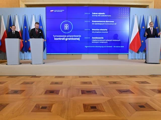 Premier Mateusz Morawiecki, minister spraw wewnętrznych i administracji Mariusz Kamiński oraz minister zdrowia Łukasz Szumowski podczas konferencji prasowej w KPRM nt. stanu epidemicznego