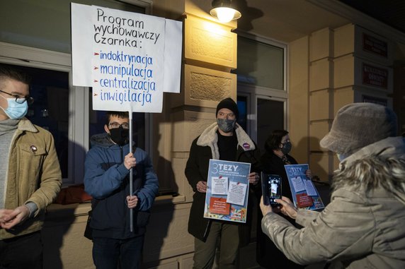 Protest w obronie edukacji. Pikieta przeciwko lex Czarnek w Rzeszowie