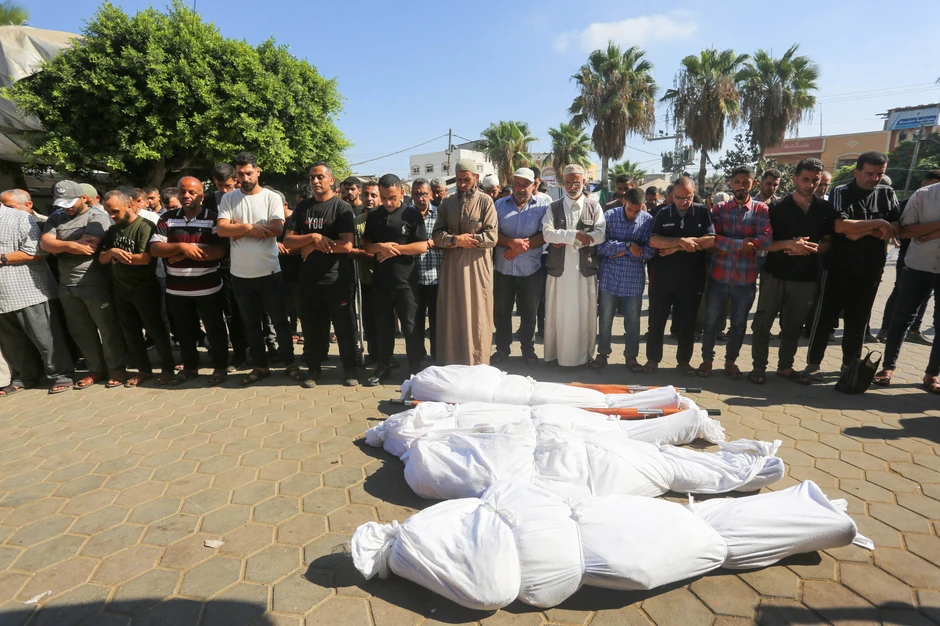 Tela Palestinaca ubijenih u izraelskom napadu u Deir al Balahu ispred bolnice Mučenika al Akse u Gazi 1. avgusta