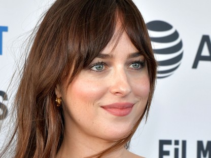 Dakota Johnson egy szuperegyszerű kezeslábasban is szívdöglesztő