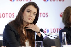 Radwańska eksponuje nogi w skórzanej mini i czerwonych szpilkach. Niestety wszystko zepsuł jeden szczegół...