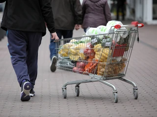 Zalecenie pozostania w domu spotkały się z niemal natychmiastową reakcją licznej rzeszy Polaków, którzy w obliczu strachu i niepewności zaczęli robić zapasy, pustosząc półki wielu sklepów. Podobne zachowania można było zaobserwować w innych krajach Europy, Azji i Ameryki