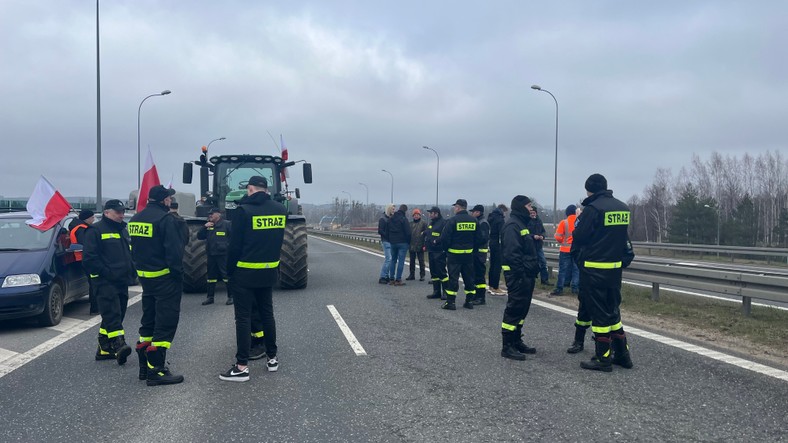 Protesty rolników pod Białymstokiem z udziałem strażaków z pow. sokólskiego