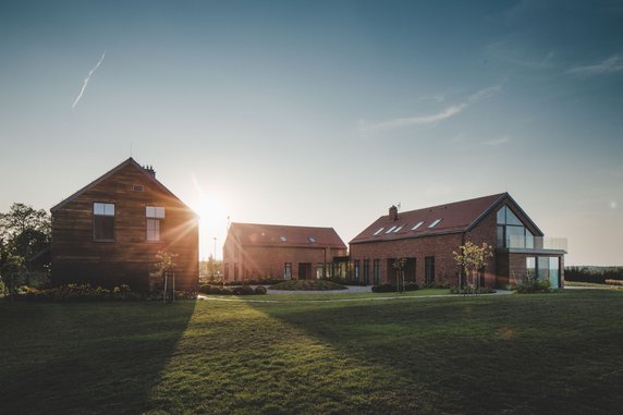 Dom jak stodoła. Dwa proste budynki zbudowano na Mazurach