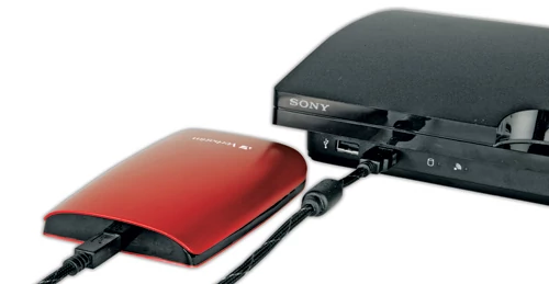 PlayStation 3 odtwarza multimedia także z zewnętrznych dysków USB. Na szczęście większość małych dysków 2,5-calowych obywa się po podłączeniu do konsoli bez dodatkowego zasilacza