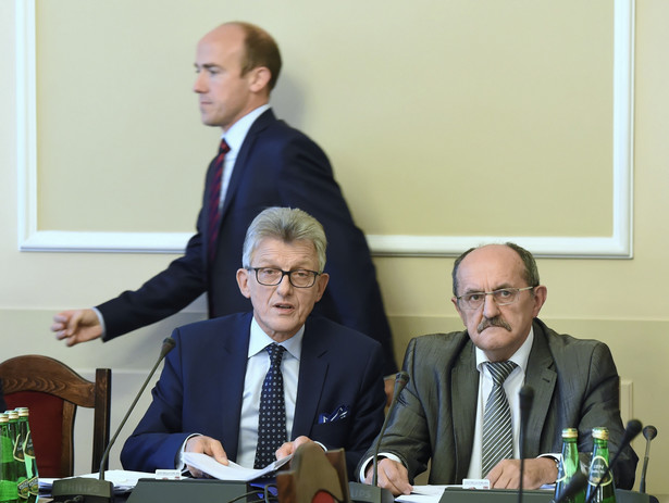 Stanisław Piotrowicz i Andrzej Matusiewicz z PiS oraz Borys Budka z PO podczas posiedzenia sejmowej Komisji sprawiedliwości i praw człowieka.