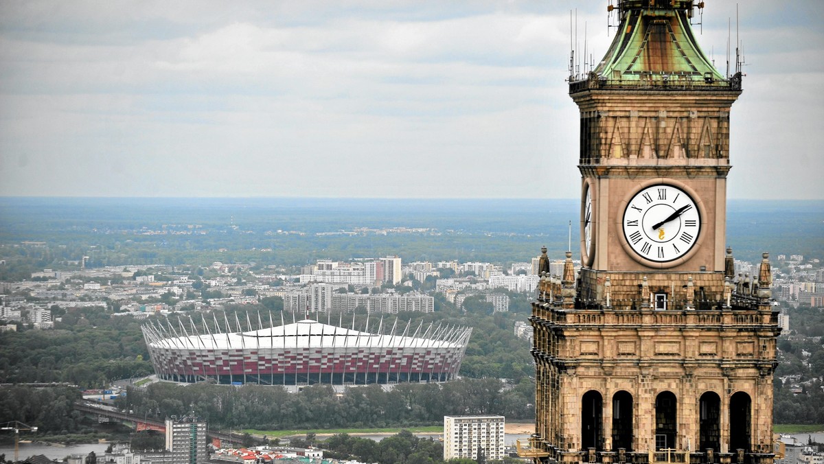 Dokładnie o godz. 11.15 zatrzymają się dziś zegary w najważniejszych miejscach w Polsce. M.in. na Pałacu Kultury w Warszawie, Zamku Książąt Pomorskich, Urzędzie Miasta Łodzi, na ratuszu w Poznaniu, Piasecznie czy Świebodzicach. "Żałoba zegarków" to uczczenie pamięci prof. Zdzisława Mrugalskiego, który zmarł w ostatnią niedzielę, 22 października.