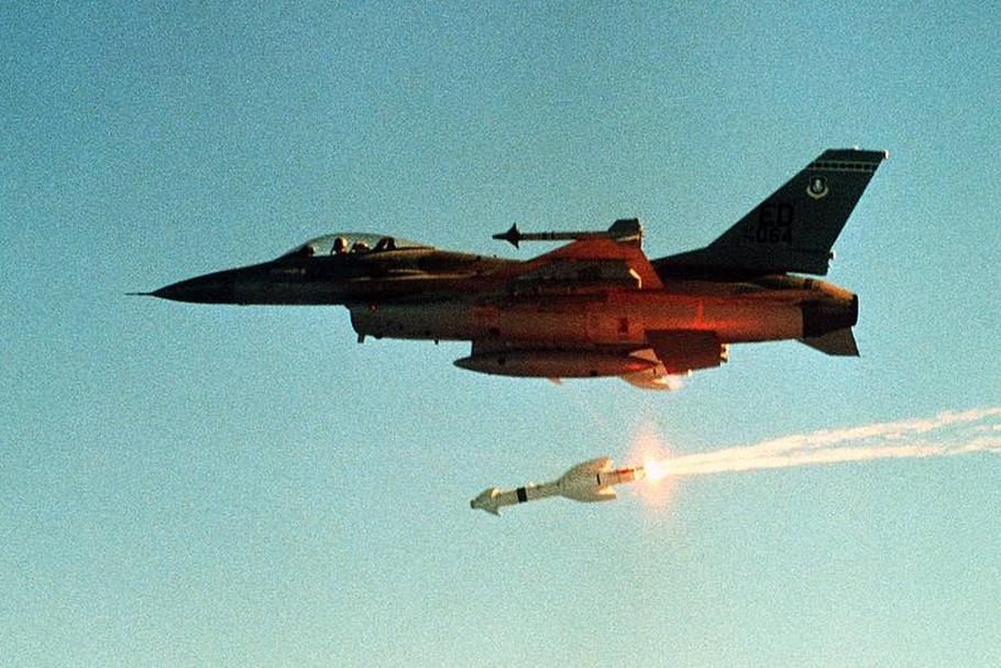 Norweski F-16 strzelający pociskiem Penguin