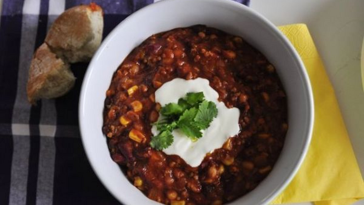 Chilli con carne rewelacyjnie sprawdza się na większych przyjęciach. Wystarczy podać sporą ilość nachosów lub poszarpaną świeżą bagietkę, przybrać świeżymi listkami kolendry i każdy będzie zachwycony. Koniecznie wypróbuj przepis Zosi Cudny, naprawdę warto! Pamiętaj, że dobre chilli wymaga trochę czasu!