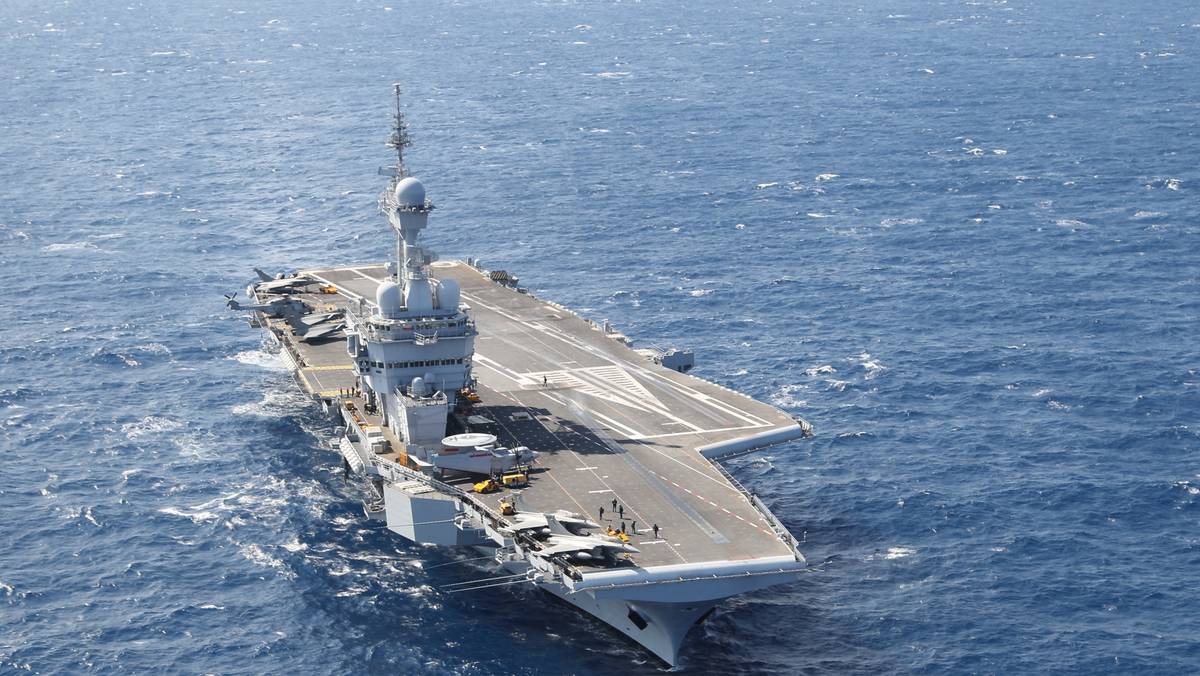 Charles de Gaulle, flagowy okręt francuskiej marynarki wojennej - tę jednostkę zastąpić ma nowy lotniskowiec o napędzie atomowym