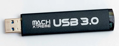 Pamięci USB 3.0 różnią się nie tylko gniazdem. Większość producentów wyraźnie zaznacza tą "odmienność" na obudowie