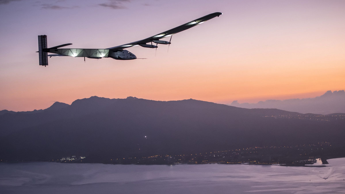 Samolot Solar Impulse 2 napędzany energią słoneczną wylądował na Hawajach, w Kalaeloa koło Honolulu, po rekordowym 5-dniowym locie z Japonii. Maszynę pilotował 62-letni Szwajcar Andre Borschberg.