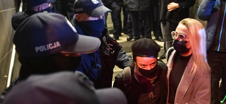 Fotoreporterka oskarżona o kopnięcie policjanta. Jest WYROK