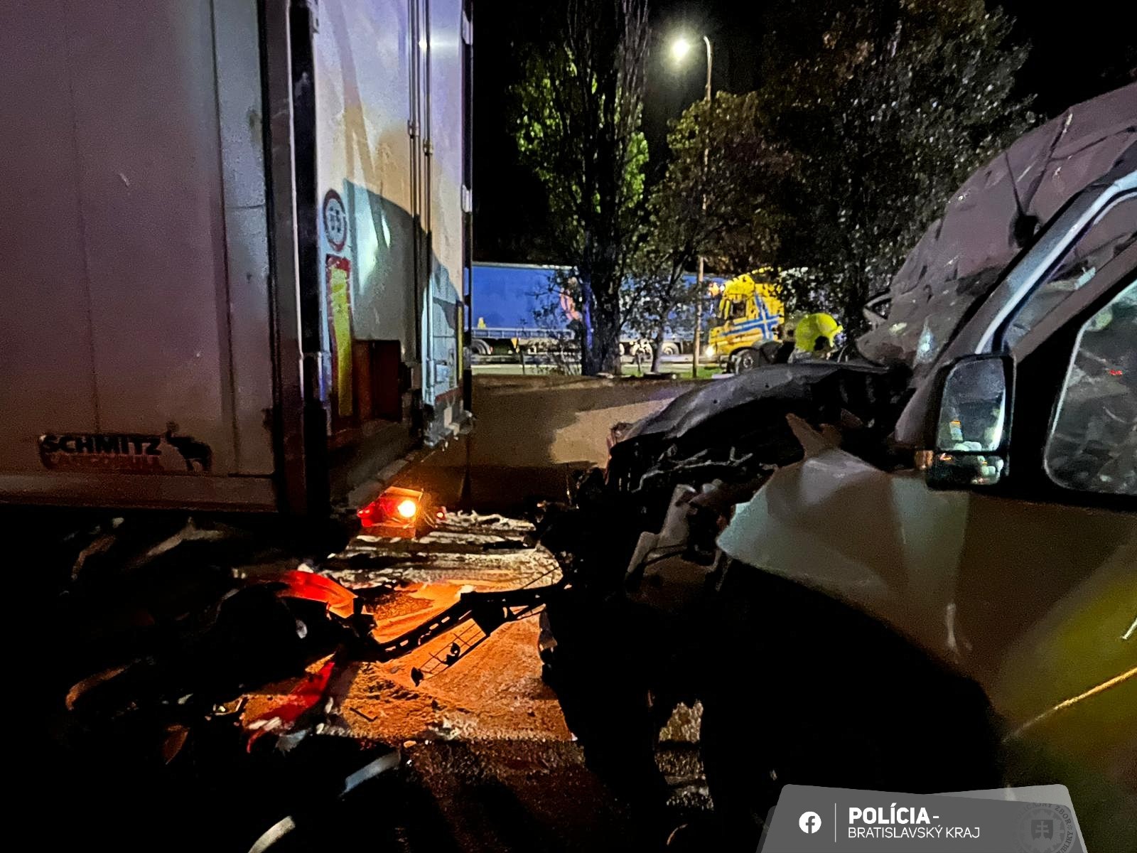 Pri nočnej nehode dodávky a kamióna na diaľnici D2 zomrel jeden vodič.