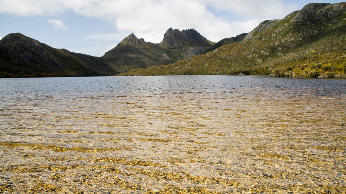 W Australii uważa się, że każdy, kto chce uchodzić za prawdziwego Australijczyka, przynajmniej raz w swoim życiu powinien powinien przejść szlakiem Overland Track na Tasmanii. Jest to pięć, sześć dni spędzonych w oderwaniu od cywilizacji, w otoczeniu niezwykłej przyrody.