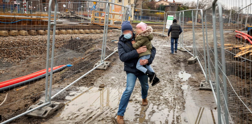 Ratunku, toniemy w błocie. Tak urzędnicy załatwili dąbrowian