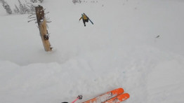 Pánik a sípályán: percekig mentették a többméteres hóban landoló férfit – videó