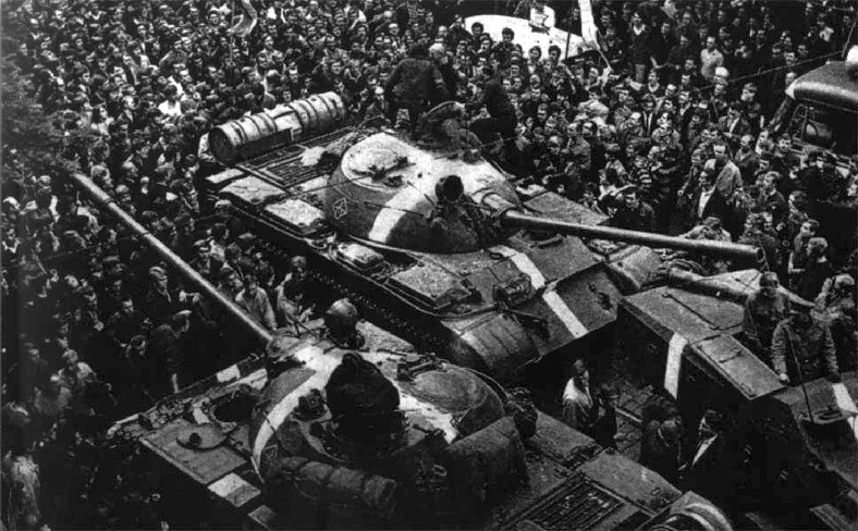 Radzieckie czołgi otoczone przez tłum protestujących w Pradze, 1968 r.