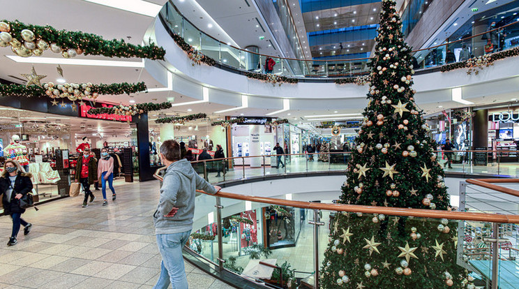 A boltokban már november első felében érezhető a karácsonyi hangulat / Fotó: MTI Oláh Tibor