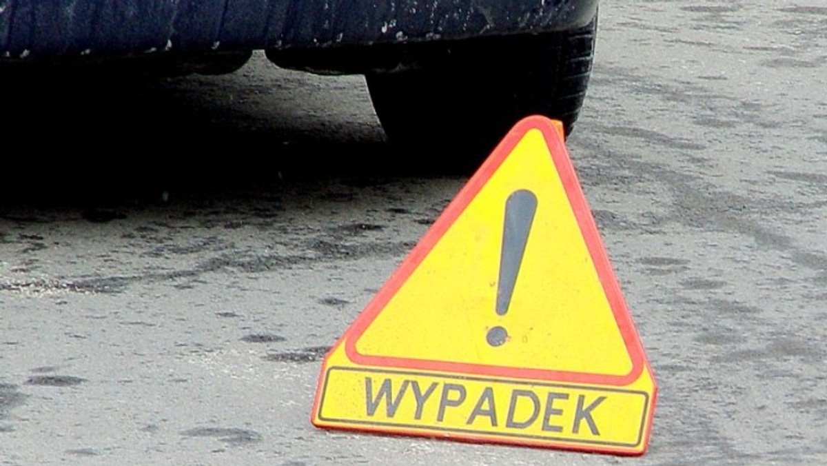 W Starych Żukowicach, w powiecie tarnowskim, na 512. kilometrze autostrady A4 doszło do wypadku - zderzyły się dwa samochody. Dwie osoby zostały zabrane do szpitala, ich życiu nie zagraża niebezpieczeństwo. Należy liczyć się z utrudnieniami na drodze pomiędzy Dębicą a Tarnowem.