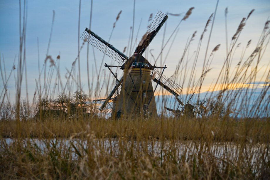 Kinderdijk to największe skupisko zabytkowych wiatraków w całej Holandii i jedna z najbardziej znanych atrakcji turystycznych kraju.