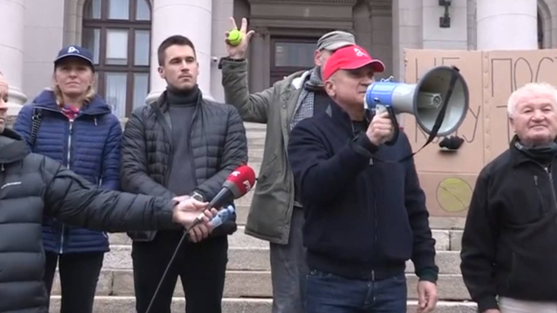 Nakon što je uporedio Novaka sa Isusom, Srđan Đoković je pozvao ljude na protest na koji je došlo stotinjak građana