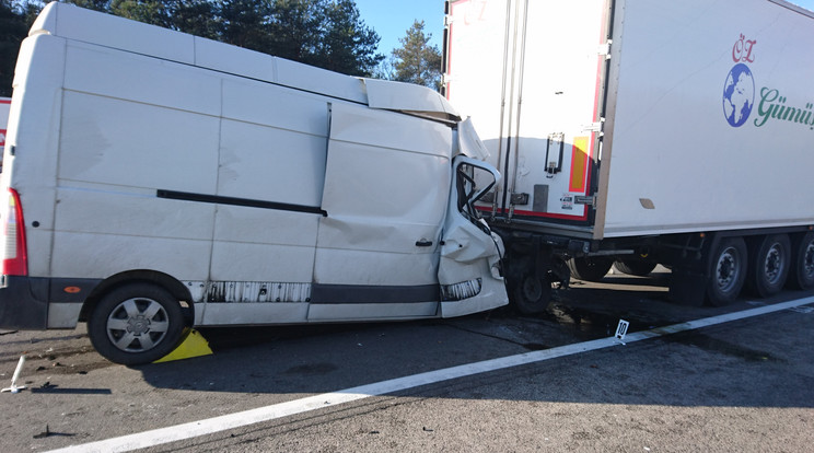 Kisbusz és kamion ütközött az M5-ösön/ Fotó: Blikk