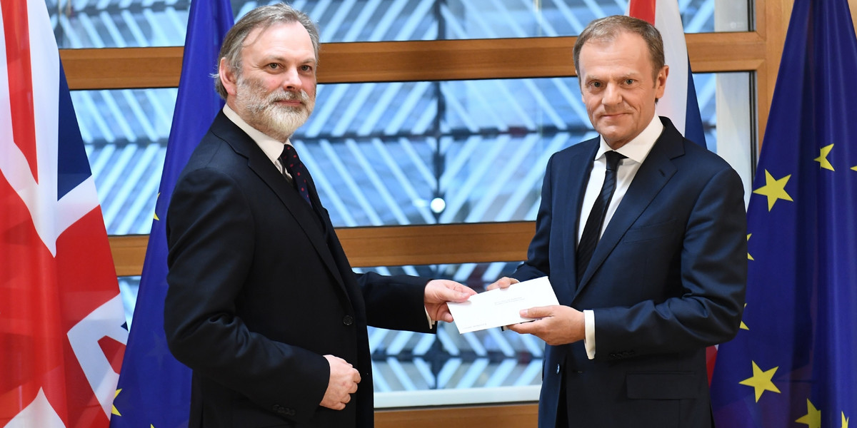 Tim Barrow (z lewej) i Donald Tusk w momencie przekazywania listu inicjującego Brexit