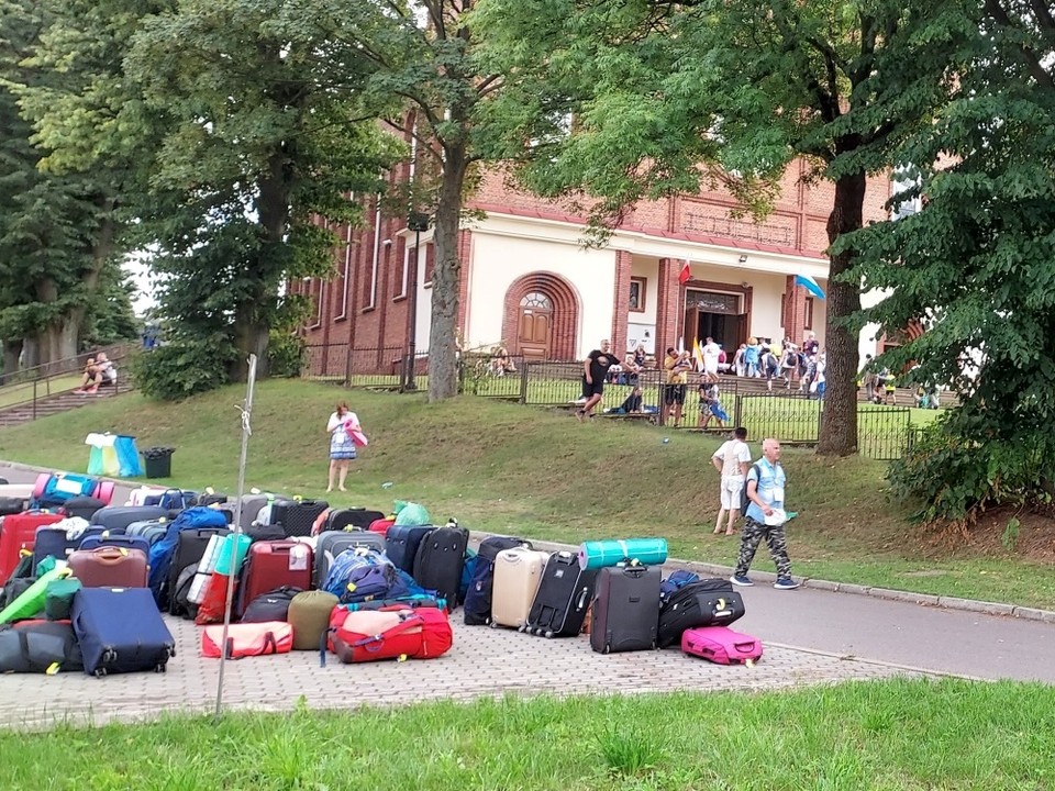 W niedzielę pod wieczór pątnicze bagaże czekały już na swoich właścicieli w Dłutowie: w dzień trasę pielgrzymki pokonuje się z podręcznym ekwipunkiem