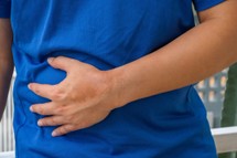 Twoja wątroba może być przeciążona. Te objawy pojawiają się jako pierwsze