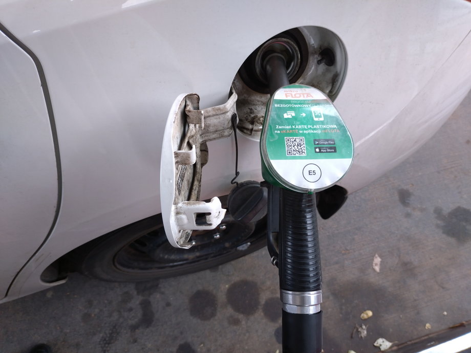 Sposób oznaczenia benzyny na dystrybutorze. Od 1 stycznia 2024. w przypadku Pb95 w miejscu symbolu E5 pojawi się symbol E10