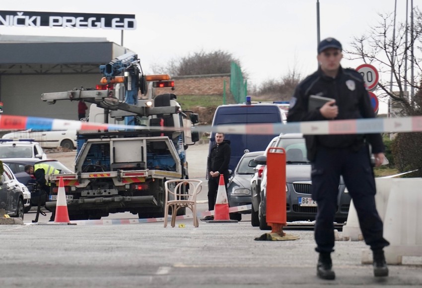 Osumnjičeni su lica mesta pobegli automobilom marle “golf 4”, koje su u naselju "Petlovo brdo" zapalili, a potom se odvezli u ranije iznajmljeni stan na Novom Beograd