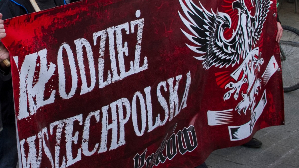 Przedstawiciele Federacji Anarchistycznej wczoraj przed mszą w parafii pw. św. Wawrzyńca rozdawali ulotki wiernym. Informowali w nich, że już od roku w przykościelnej salce spotykają się członkowie lokalnej Młodzieży Wszechpolskiej. Wskazują, że pallotyni udostępniają przestrzeń osobom nawołującym do nienawiści. Co na to MW? Skomentują sprawę dopiero po rozmowie z proboszczem, który obecnie jest na wyjeździe.