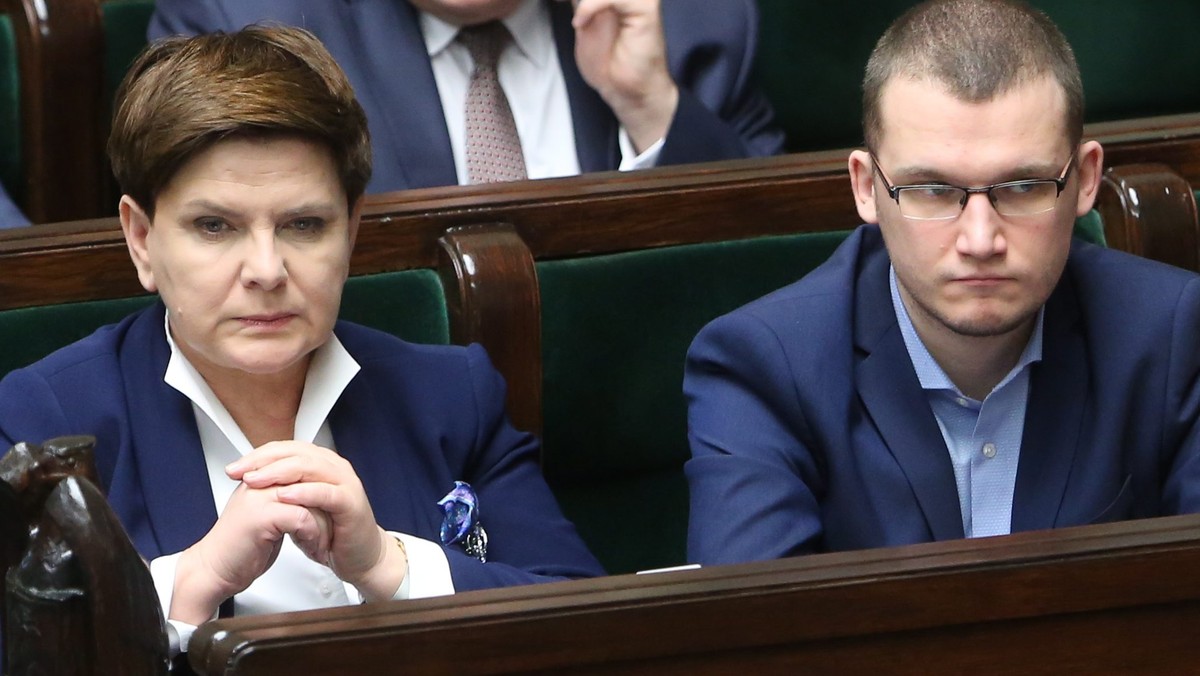 Jestem bardzo dumny i cieszę się z tego, że wczoraj pani premier wykazała się taką odwagą, siłą i determinacją w walce o interes Polaków – powiedział minister w Kancelarii Prezesa Rady Ministrów Paweł Szefernaker. Szefernaker pytany był w TVP Info, czy premier Beata Szydło bierze udział w drugim dniu szczytu Unii Europejskiej w Brukseli.