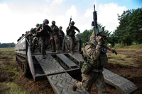 Szkolenie wojska w Polsce przypomina tragikomedię. "Chodzili po łące i krzyczeli pif-paf"