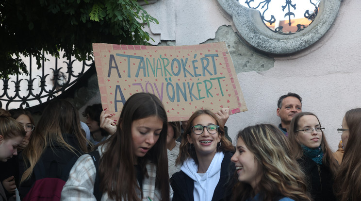 Diákok tiltakoztak a Kölcsey Gimnázium előtt, kirúgott tanáraikért / Fotó: Zsolnai Péter