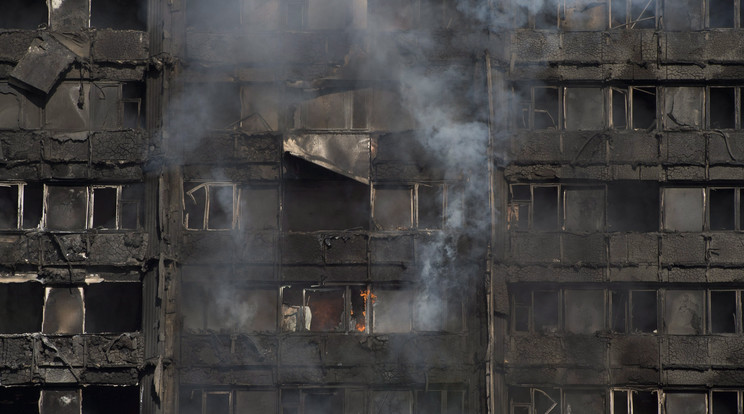 A lángoló a Grenfell Tower épülete a London nyugati részén lévő North Kensington negyedben /Fotó: MTI