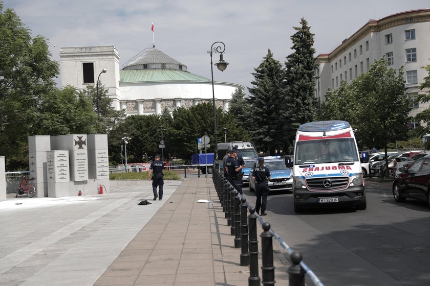 Dramat w Warszawie. Przed Sejmem podpalił się mężczyzna